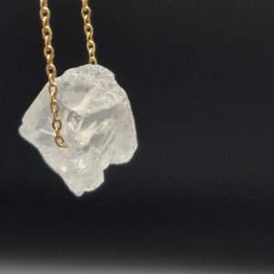 Bergkristall, gebohrt an goldfarbener Kette