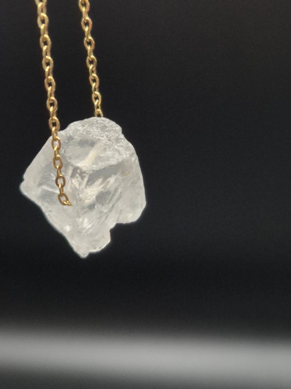 Bergkristall, gebohrt an goldfarbener Kette