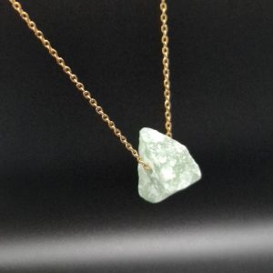 grüner Aventurin an goldfarbener Kette