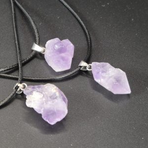 Amethyst an schwarzer Kette