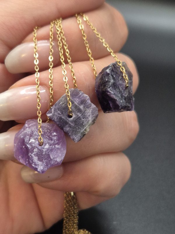 Amethyst an goldfarbener Halskette – Bild 3