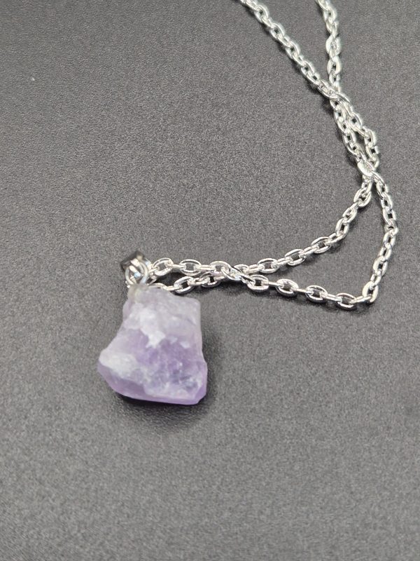 Amethyst an silberfarbener Kette