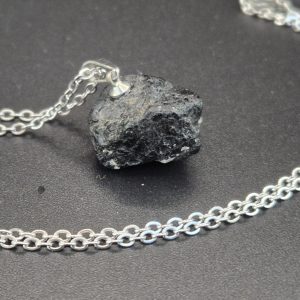 Schwarzer Turmalin an silberfarbener Halskette