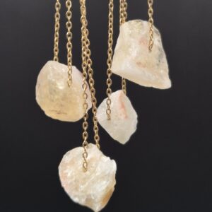 Natürliche Citrin Halskette mit goldfarbener Edelstahlkette – Rohstein für Lebensfreude, Energie und positive Ausstrahlung