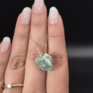 Grüner Aventurin Naturstein Halskette an goldfarbener Kette – handgefertigter Rohstein