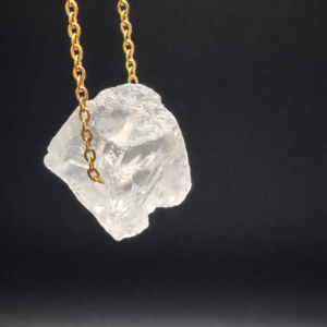 Halskette aus natürlichem Bergkristall mit goldfarbener Edelstahlkette