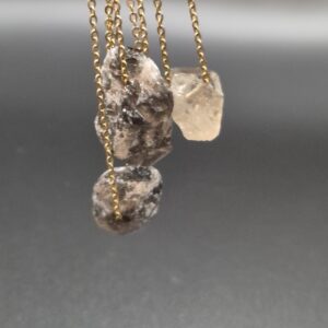 Rauchquarz Halskette mit rohem Naturstein an feiner Goldkette