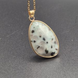 Dalmatinerstein Kette poliert in goldfarbener Fassung